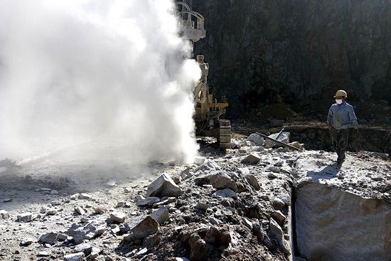 漳州采石场惊现60米悬崖 爆破炸石造成山林动摇