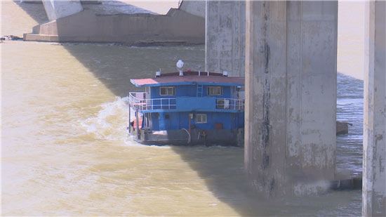 满载砂石货船江边停靠 无奈锚链断了撞上桥墩